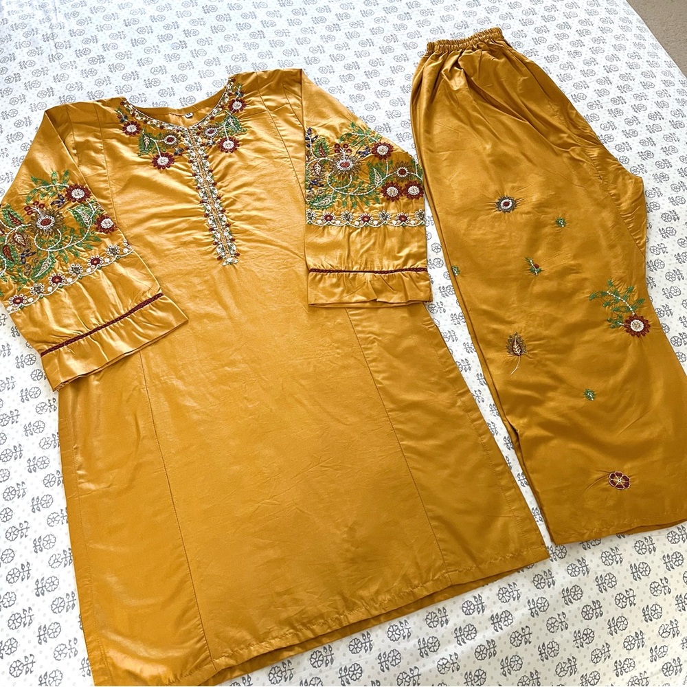 NEW 2pc Floral Embroidered Salwar Kameez